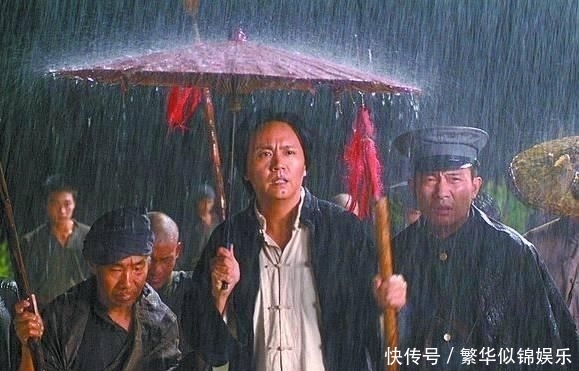  『周星驰』18岁的他放弃大学，只身到横店做群演，如今身价不菲让人羡慕