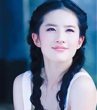 杨幂、热巴都中了这款减龄发型的毒，她们跟风扎萌翻了整个宇宙!