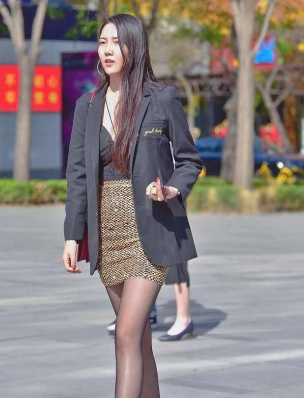 撩弄头发的小姐姐，有一种让人无法抗拒的魔力，满满的女性魅力！