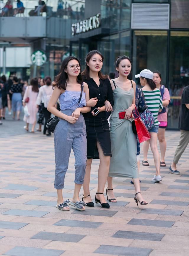 路人街拍，中国红绣花短裙这样搭最有女人味!