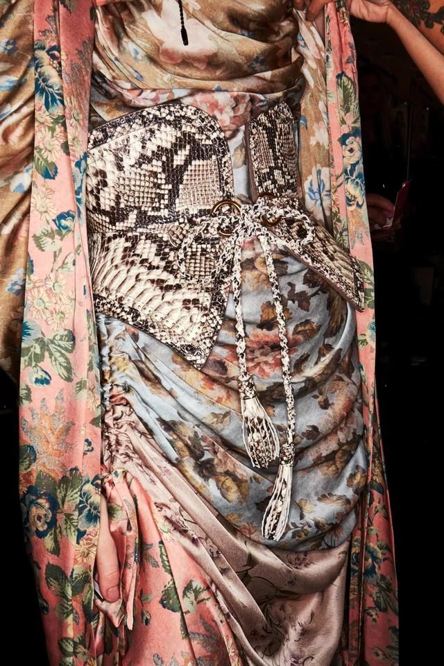 这个秋冬，你需要这3条奶奶裙来解锁浪漫灵魂