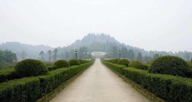 杨尚昆与妻子墓，位于故乡背倚青龙山，民众常自发前往祭奠