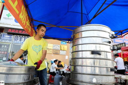 游客扎堆现买现蒸吃海鲜，一桌千元起，常常要10屉海鲜同时蒸