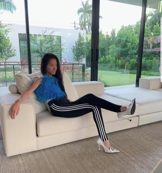  『超短裤』71岁王薇薇凭“魔鬼身材”上热搜，超短裤秀美腿，皮肤紧致似少女