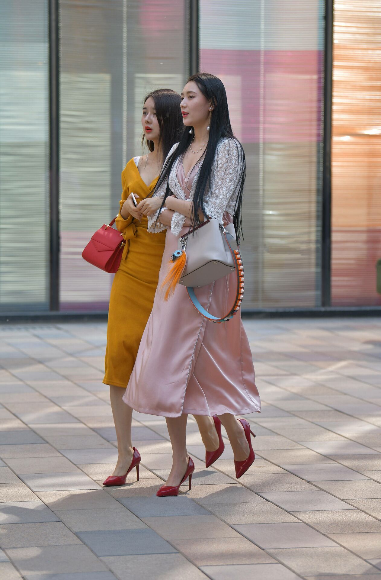 炎炎夏日，正是美女们展示好身材的季节!