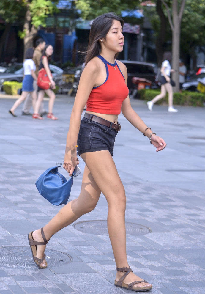 性感小姐姐穿超短裤裹出浑圆紧致的臀部曲线，好身材收获超高回头