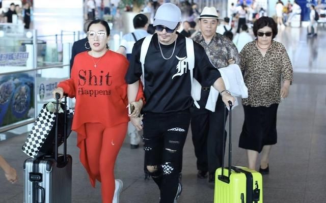 「 看起来十」大红色长袖搭配同色系紧身裤,身材凹凸感十足,钟丽缇真的太敢穿
