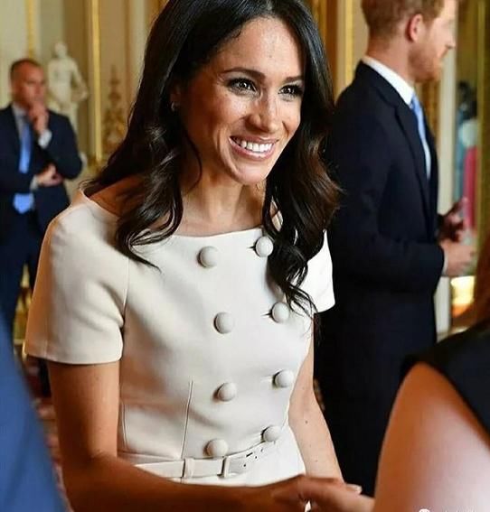 光看坐姿，就知道梅根凯特谁赢？