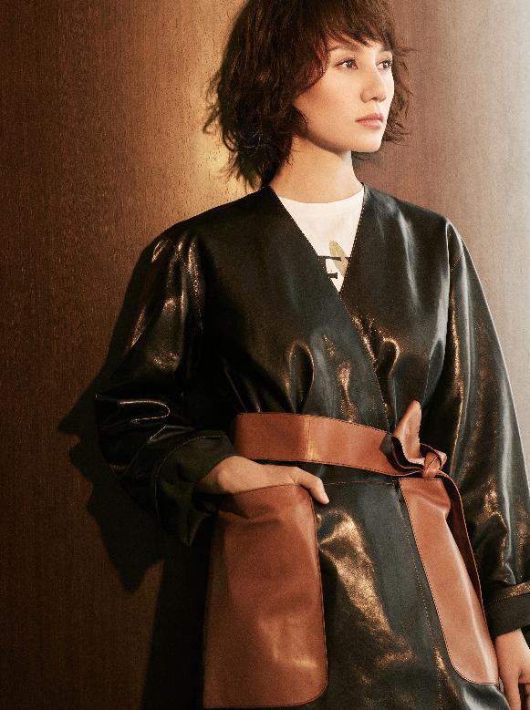 41岁袁泉弄了“狮子头”发型成少女,难怪被说是洋娃娃