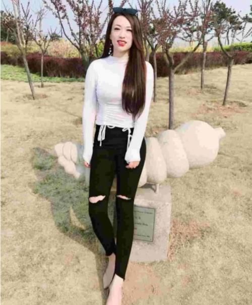  『位小姐姐』“弯月牙”的破洞牛仔裤，墨镜女神的大嘴，网友：真迷人！