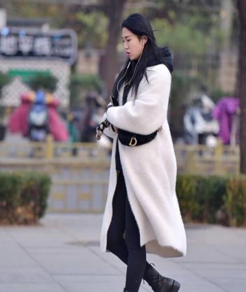 『天蓝色』养眼女神街拍:月貌花容的美女,一件天蓝色上衣配牛仔阔腿裤,时尚唯美