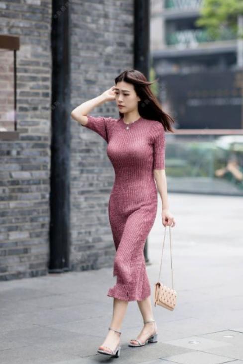 曼妙俏丽的紧身打底裤美女，收腰提臀，塑造出夺人眼球的S形曲线