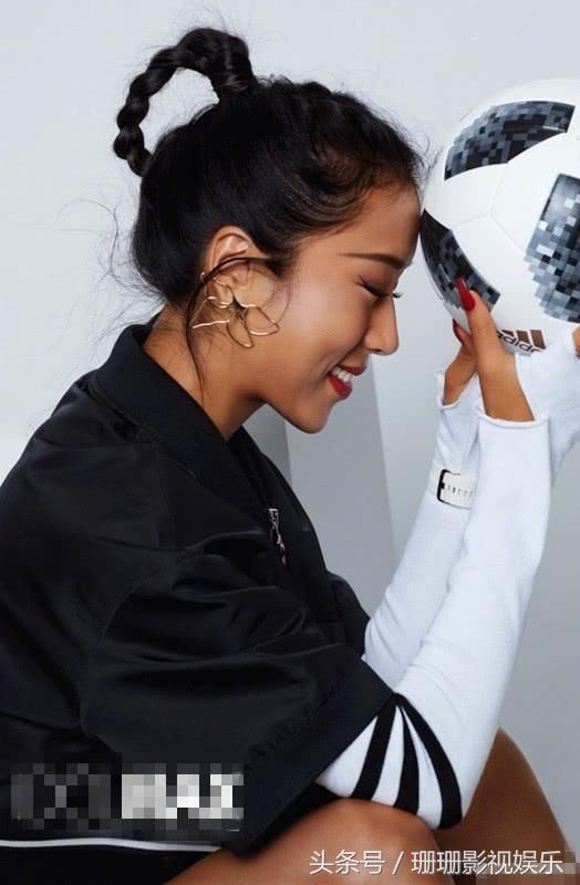 吉克隽逸化身足球宝贝，三套LOOK轮番变换大长腿、性感美臀秀不停