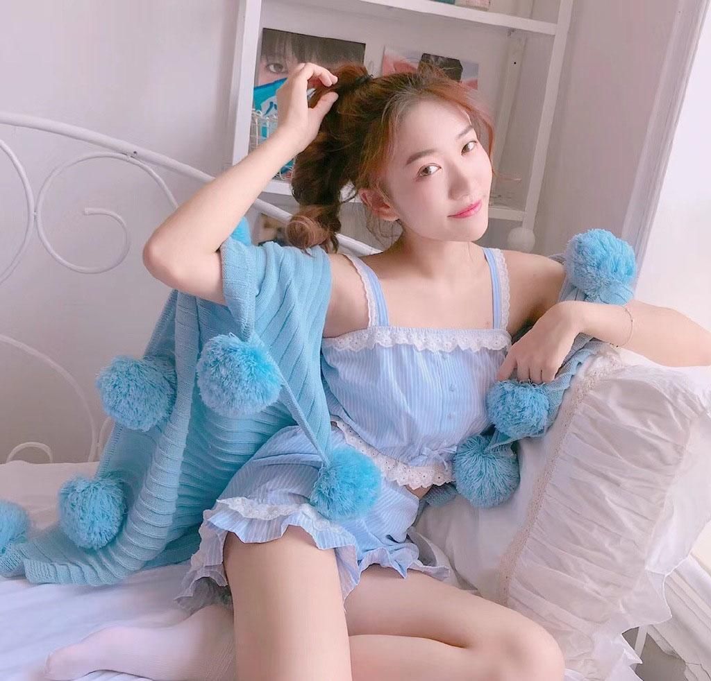 爆乳美女丝袜美腿性感床上美女图片