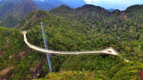 世界上最惊险的大桥，整个大桥只用一根支柱支撑，被称天空之桥