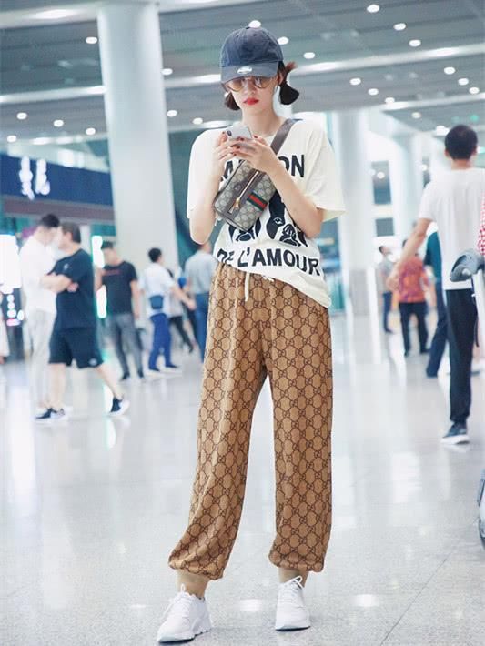 孙怡只是胖着玩？穿卫衣搭配热裤，“筷子腿”也回来了