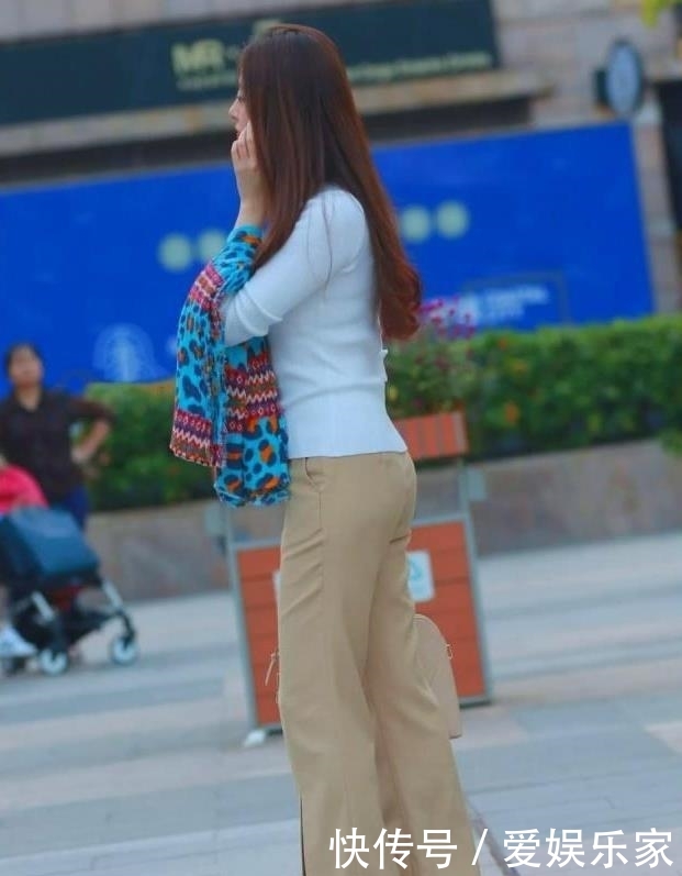 #清爽#美女街拍清爽时尚的小姐姐,潮流的穿搭,十分抢眼