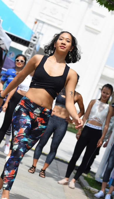 30岁气质小姐姐紧身裤勾勒饱满弧线，街头大肆跳起热舞，真是辣眼