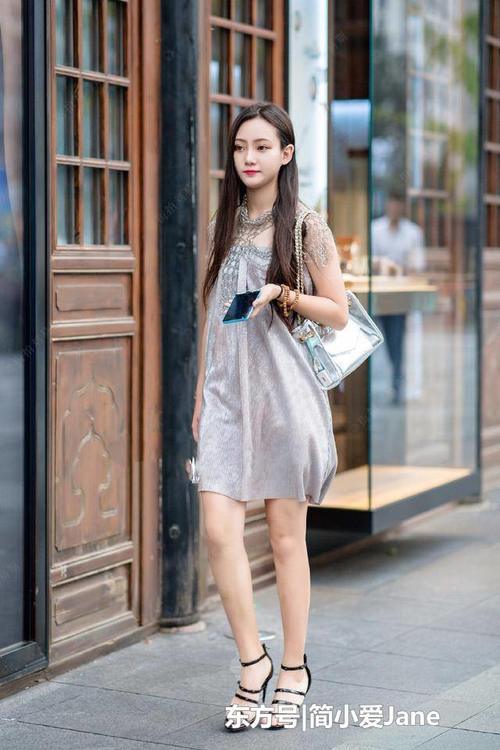 美女街拍：高贵俏丽穿搭清凉，长腿女神迷人！