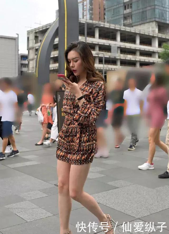  『显得』街拍：美女一双一字带的高跟鞋穿搭在脚上，让她显得格外的有魅力