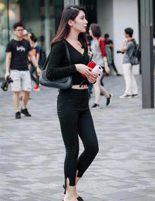  少女|街拍：美女无法掩饰的曲线之美，自带少女的俏皮之感！