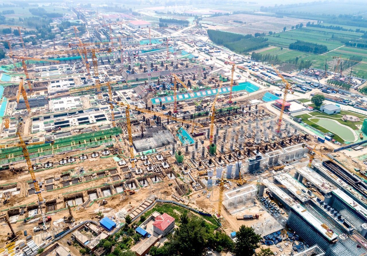 雄安新区:京雄城际铁路雄安站开工一年半，高空航拍工地如线路板