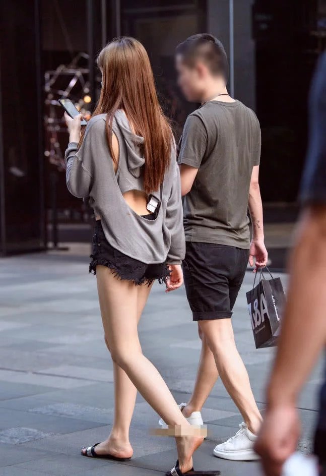 个性小姐姐镂空上衣穿出朦胧曲线，黑色小短裤下的白嫩大腿很吸晴