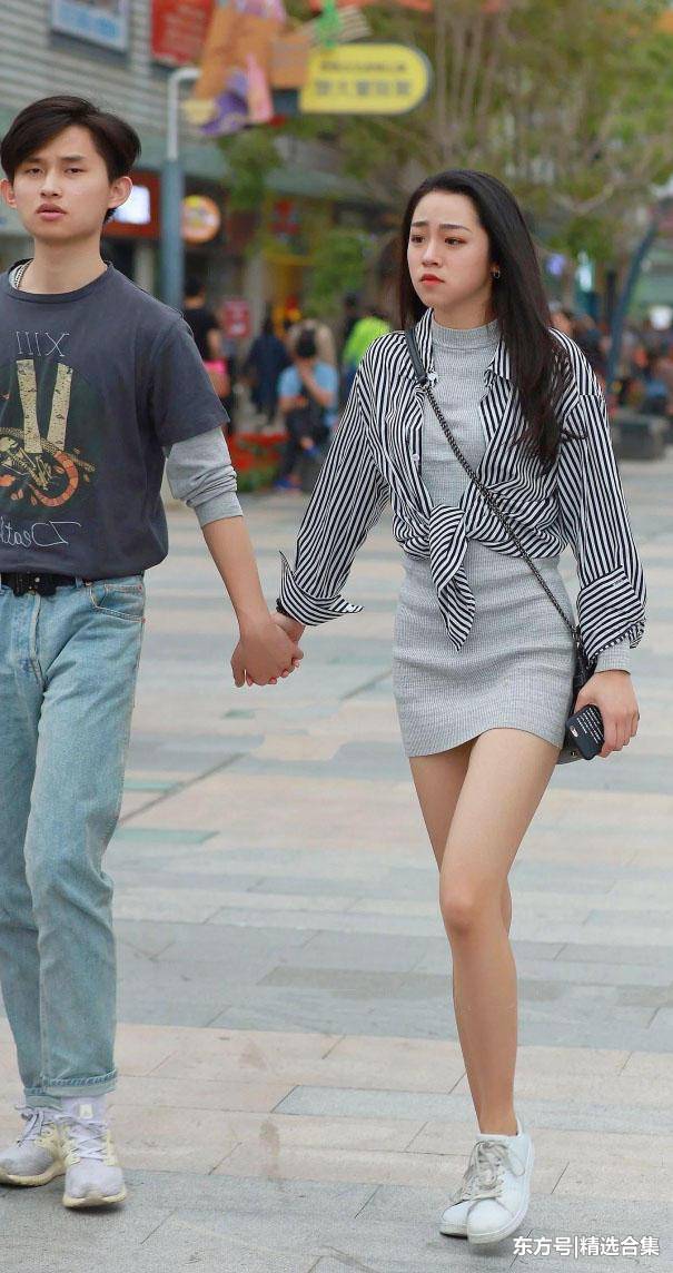 街拍：漂亮小姐姐穿包臀裙显出微胖身材，一双笔直的长腿很迷人