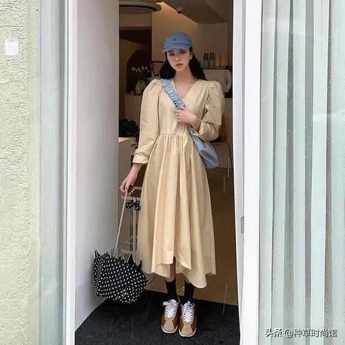 『 反差感』+ 裙子”才是今春王炸穿搭，扔掉高跟鞋！“平底鞋