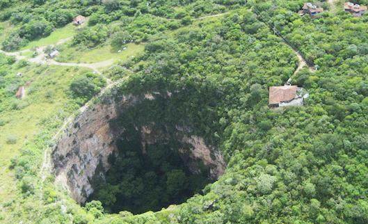 云南有一种叫做“天坑”，坑里村子与世隔绝，多数村民没出去过