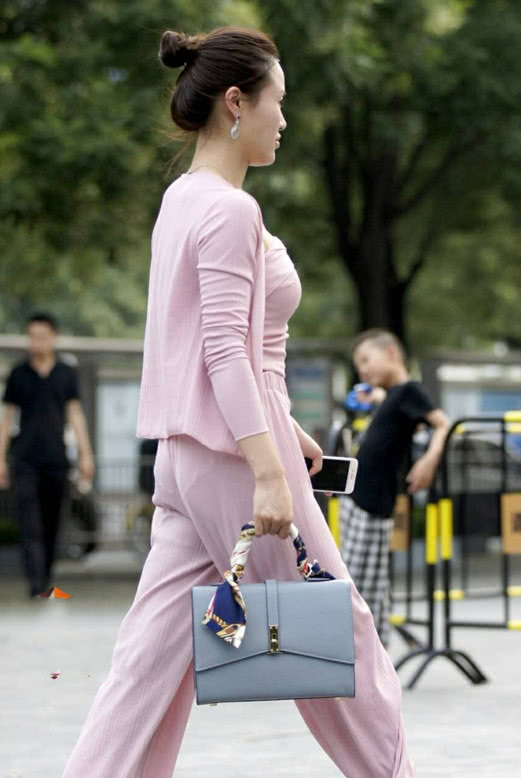 成熟姐姐裹胸背心勒出傲人曲线，粉色套装尽显少女心