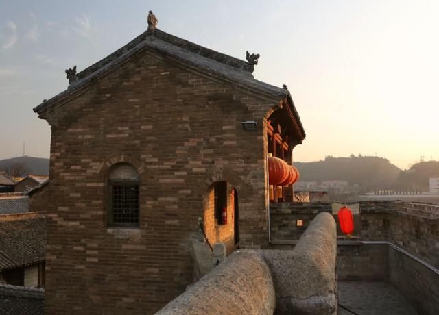 山西一古城，废旧坩埚垒砌成墙壁，到处都是“蜂窝城墙”