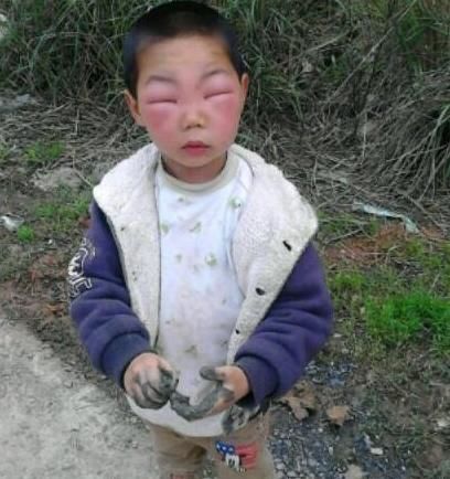 小姐姐,裙子买小了就别穿了呀,这样穿出来真的好吗?