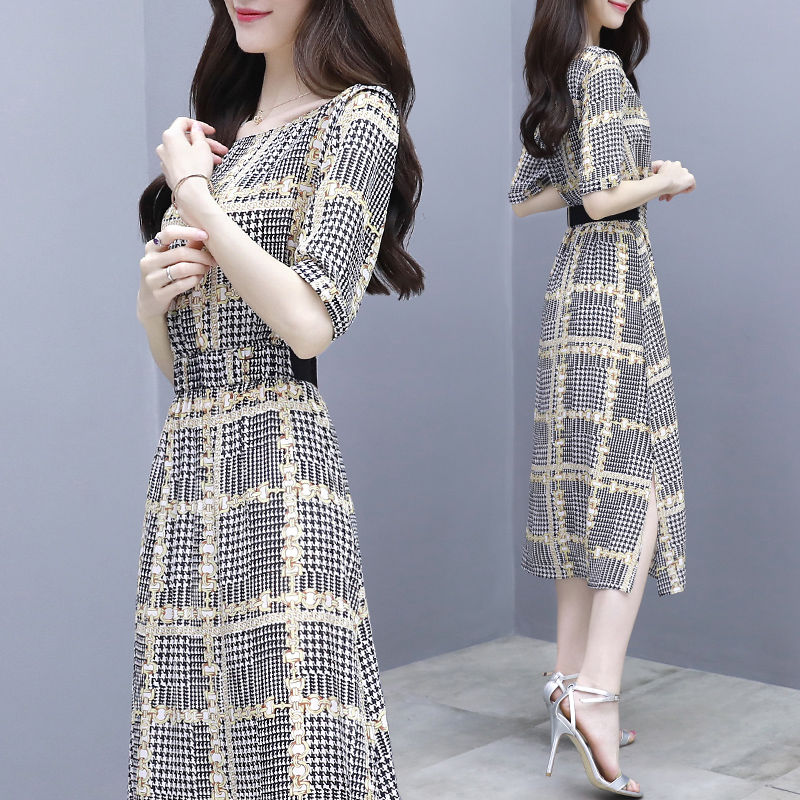 嫂子穿得越来越迷人，若隐若现中勾勒出曼妙曲线，迷得都挪不开眼