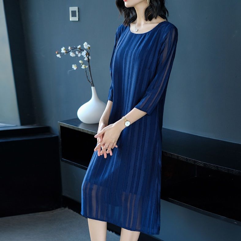 婆婆真会打扮，把去年的秋装全扔了!换上新款，嫩得像个美少女