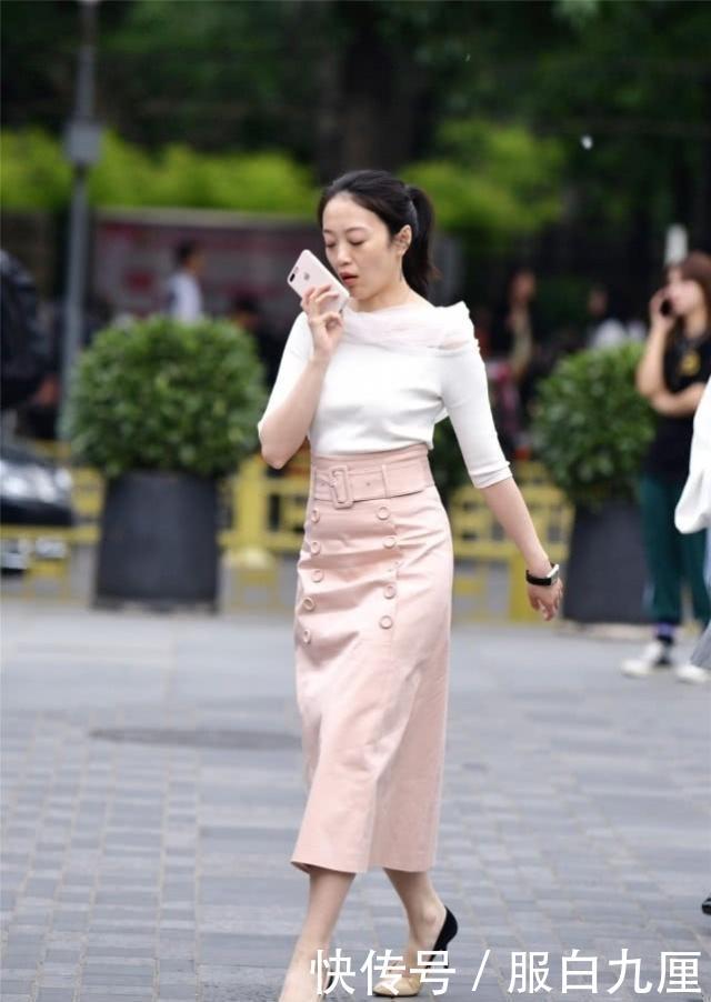 「辣妈」路人街拍,辣妈白色针织衫搭配淡红色裙子,更显优雅