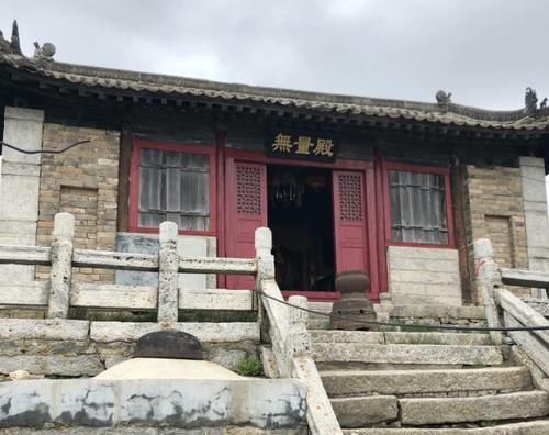 西安最神秘寺庙，整体由铁打造而成，建在绝壁却没有倒下