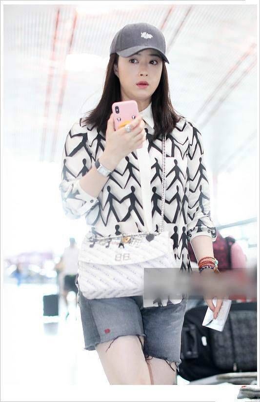 蒋欣真瘦了,以前那些肥裤子只能剪短了再穿!