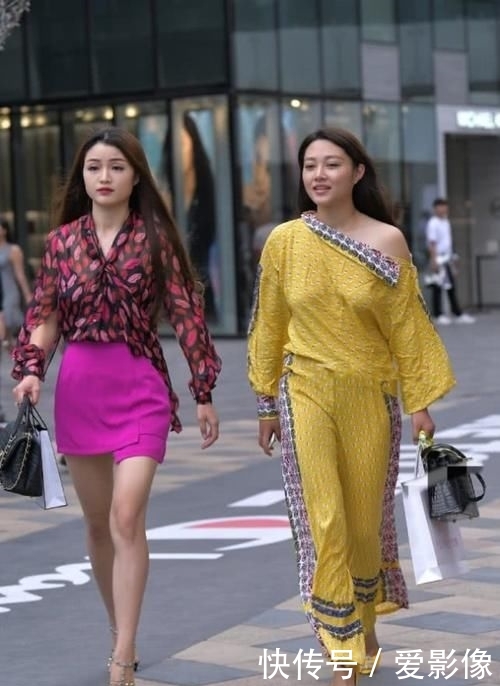 辣妈:时尚有魅力的同时,尽显东方韵味,辣妈一身“枫叶黄”街头现身