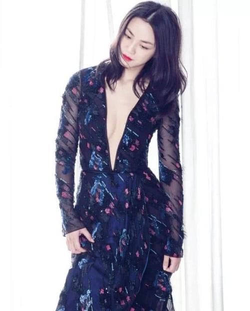 汤唯现身发布会，没想到她把星辰穿在身上，简直是美翻了天