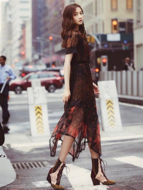 关晓彤长脸了，和傻脸娜合影气场不输，撞衫金智秀更胜一筹！