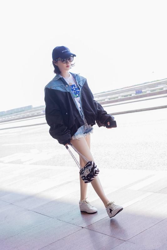 和张继科约会回来了?景甜现身机场秀大长腿,又帅有美!