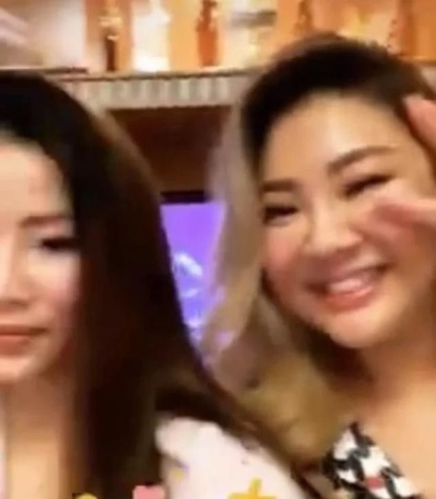 沈殿霞:郑欣宜与父亲后妈一家人团年照曝光, 郑少秋小女儿罕见露面很惊艳