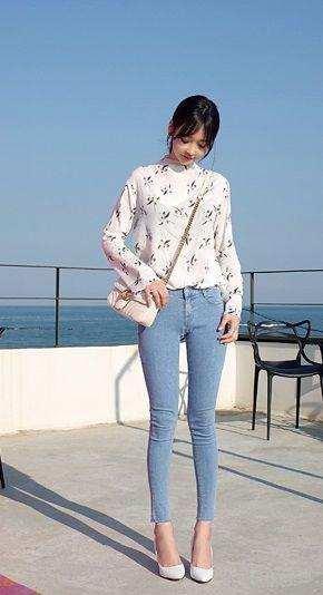 白色紧身裤穿出撩人的美，随性而不失格调！