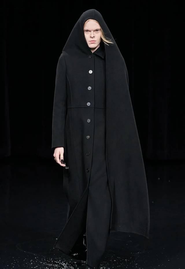  「水上」“黑色”包裹的灵魂?：巴黎世家Balenciaga的水上发布会