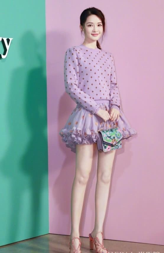 被28岁的李沁美到不行，一身肚兜裙秀出好身材，哪像奔三的人