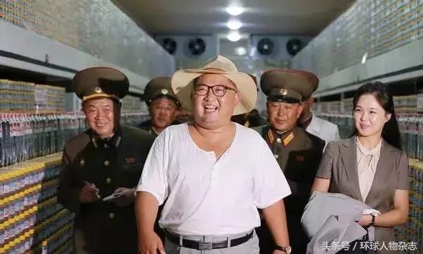 豹纹眼镜、镂空草帽、纯白T……金正恩这时尚look，甩你十几条街