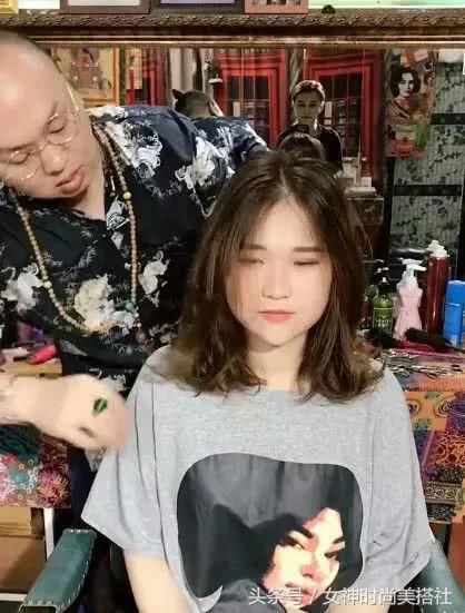 美女去剪头发却遭造型师骗,理发师帮美女吹完发型,她彻底懵了