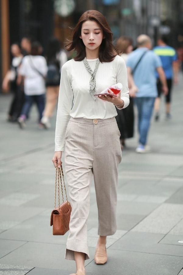 街拍：街头高颜值的小姐姐，个性时尚的穿搭，女神范儿十足！