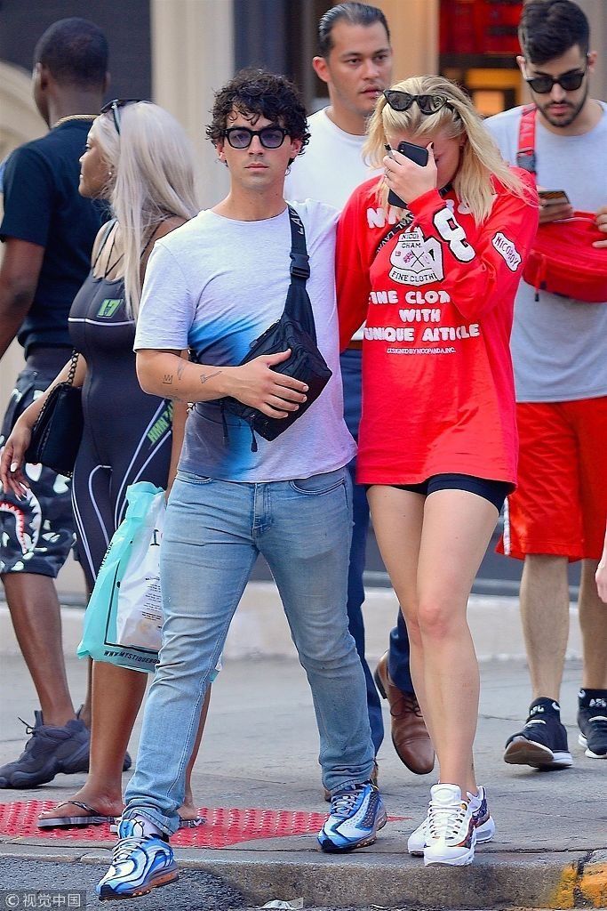 婚前焦虑？“三傻”索菲特纳痛哭惹乔纳斯一脸懵 连忙搂肩安慰搀